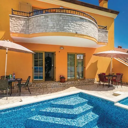 Сasa de vacaciones Five Bedroom Holiday In *