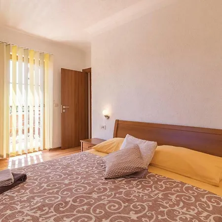 Five Bedroom Holiday In Сasa de vacaciones Krnica