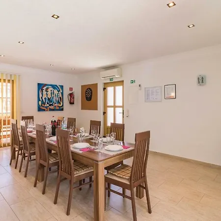 Сasa de vacaciones Five Bedroom Holiday In