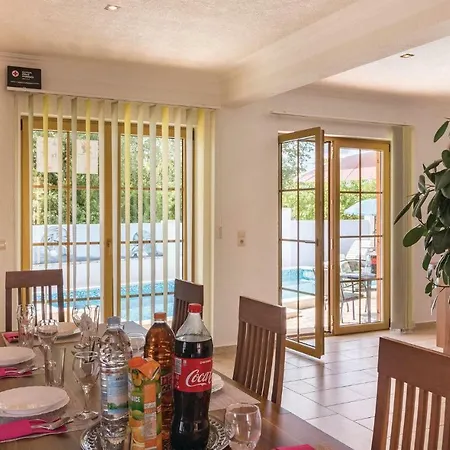 Сasa de vacaciones Five Bedroom Holiday In *