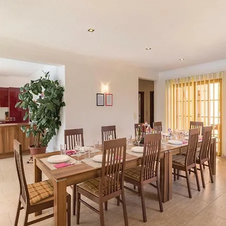 Five Bedroom Holiday In Сasa de vacaciones Krnica
